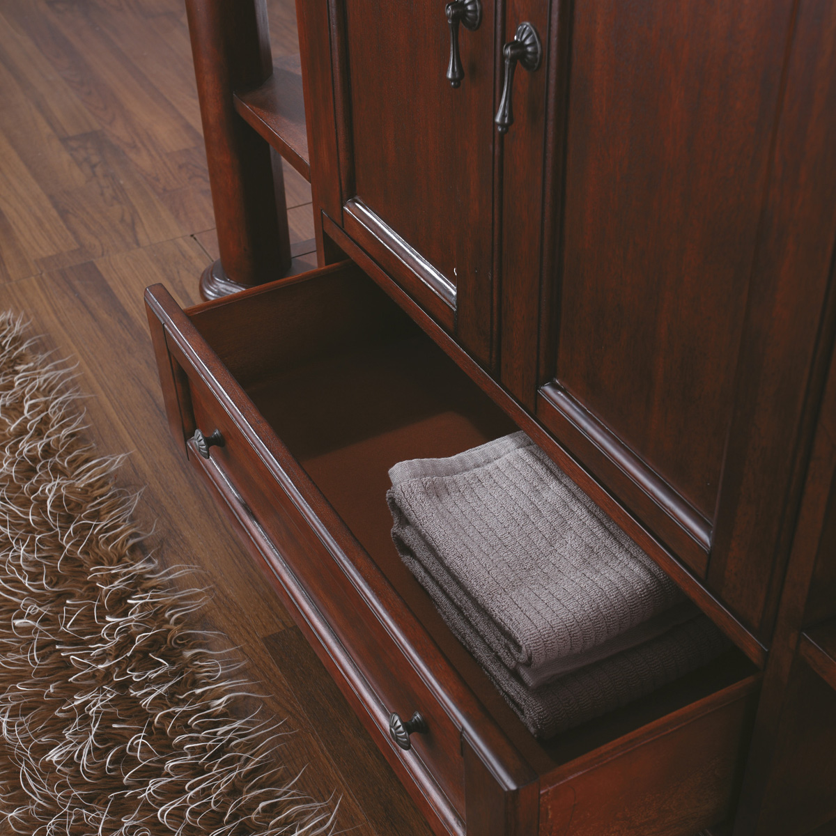 Bottom pull-out drawer is great for towels! Bottom pull-out drawer is great for towels!