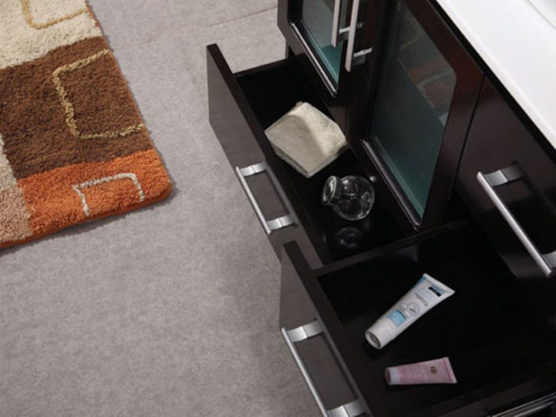 Features 4 pull-out drawers