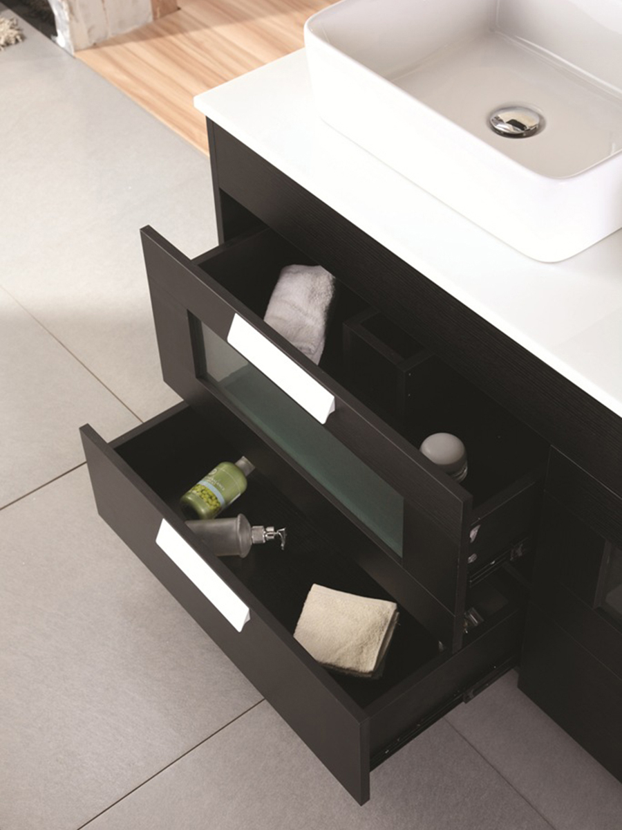 Features 4 pull-out drawers Features 4 pull-out drawers